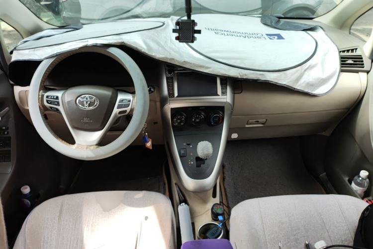 Used Toyota Verso 2014 Starlight 180E CVT Elite Edition Center Console