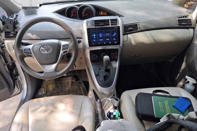 Used Toyota Verso 2014 Starlight 180E CVT Elite Edition Center Console