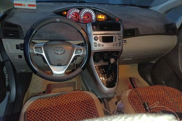 Used Toyota Verso 2014 Starlight 180E CVT Elite Edition Center Console