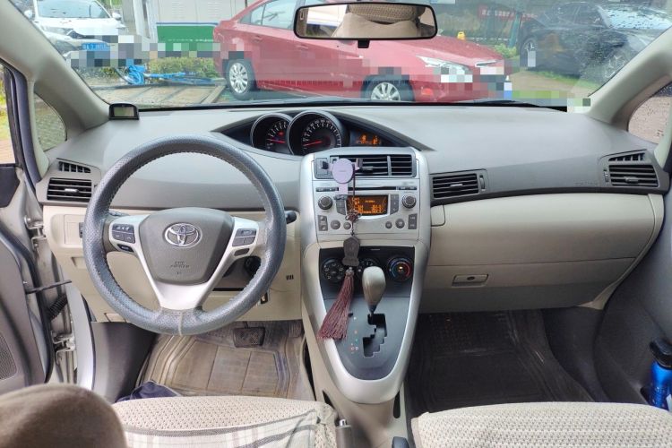 Used Toyota Verso 2014 Starlight 180E CVT Elite Edition Center Console
