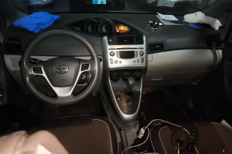 Used Toyota Verso 2014 Starlight 180E CVT Elite Edition Center Console