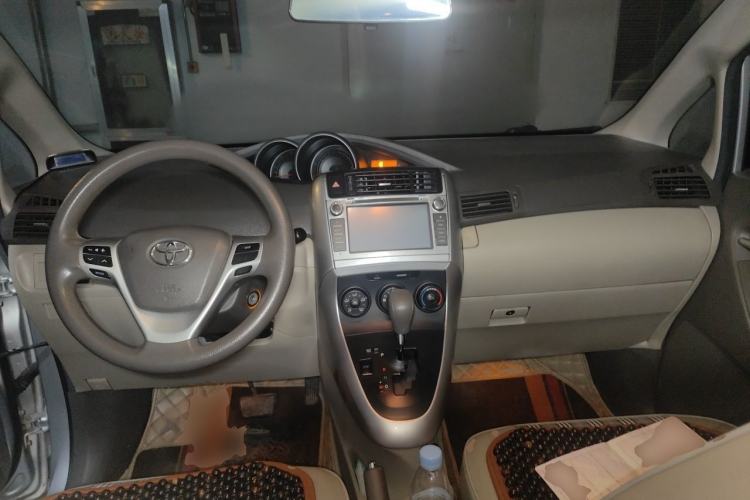 Used Toyota Verso 2014 Starlight 180E CVT Elite Edition Center Console