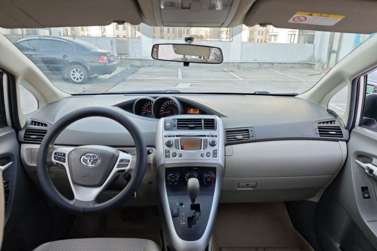 Used Toyota Verso 2014 Starlight 180E CVT Elite Edition Center Console