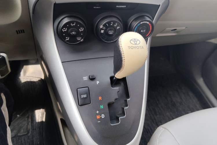 Used Toyota Verso 2014 Starlight 180E CVT Elite Multi-Function Edition Gear Lever