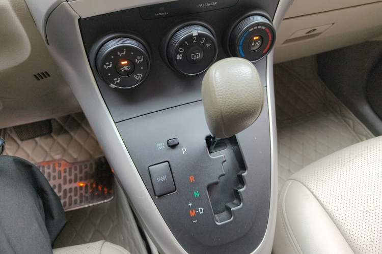 Used Toyota Verso 2014 Starlight 180E CVT Elite Edition Gear Lever