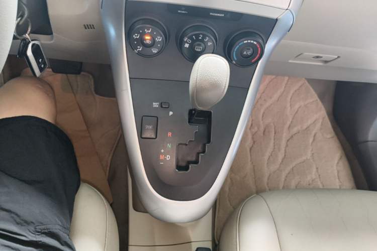 Used Toyota Verso 2014 Starlight 180E CVT Elite Edition Gear Lever
