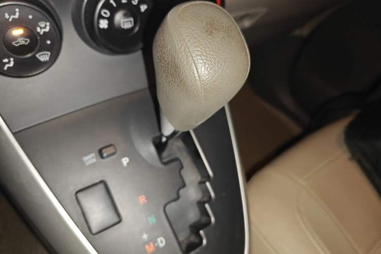 Used Toyota Verso 2014 Starlight 180E CVT Elite Edition Gear Lever