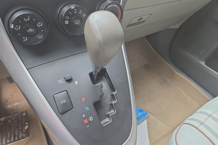 Used Toyota Verso 2014 Starlight 180E CVT Elite Edition Gear Lever