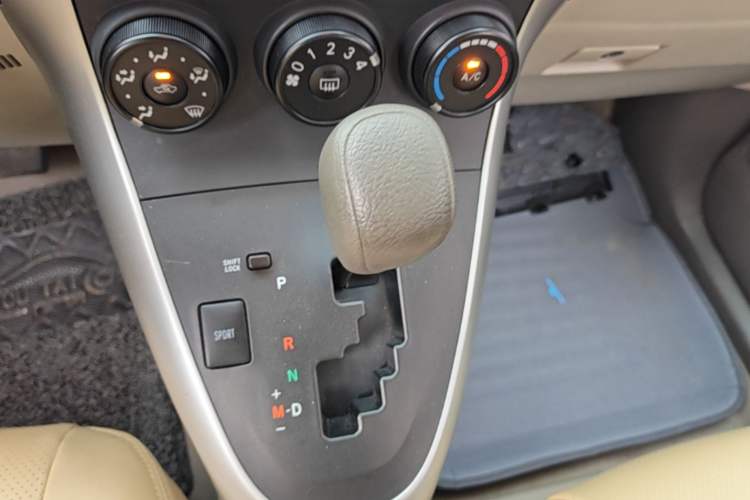 Used Toyota Verso 2014 Starlight 180E CVT Elite Edition Gear Lever