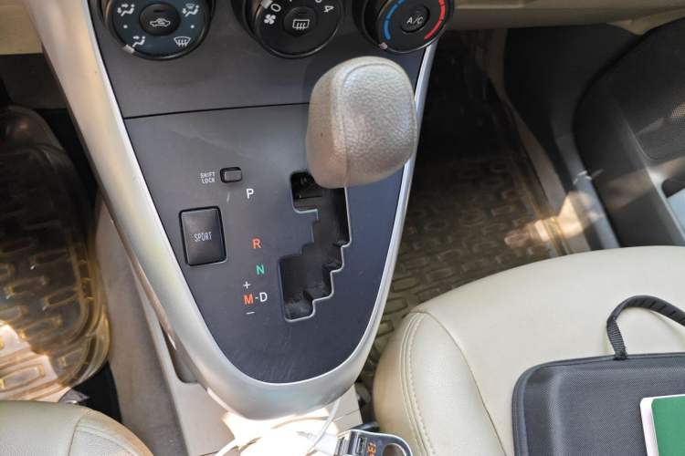 Used Toyota Verso 2014 Starlight 180E CVT Elite Edition Gear Lever