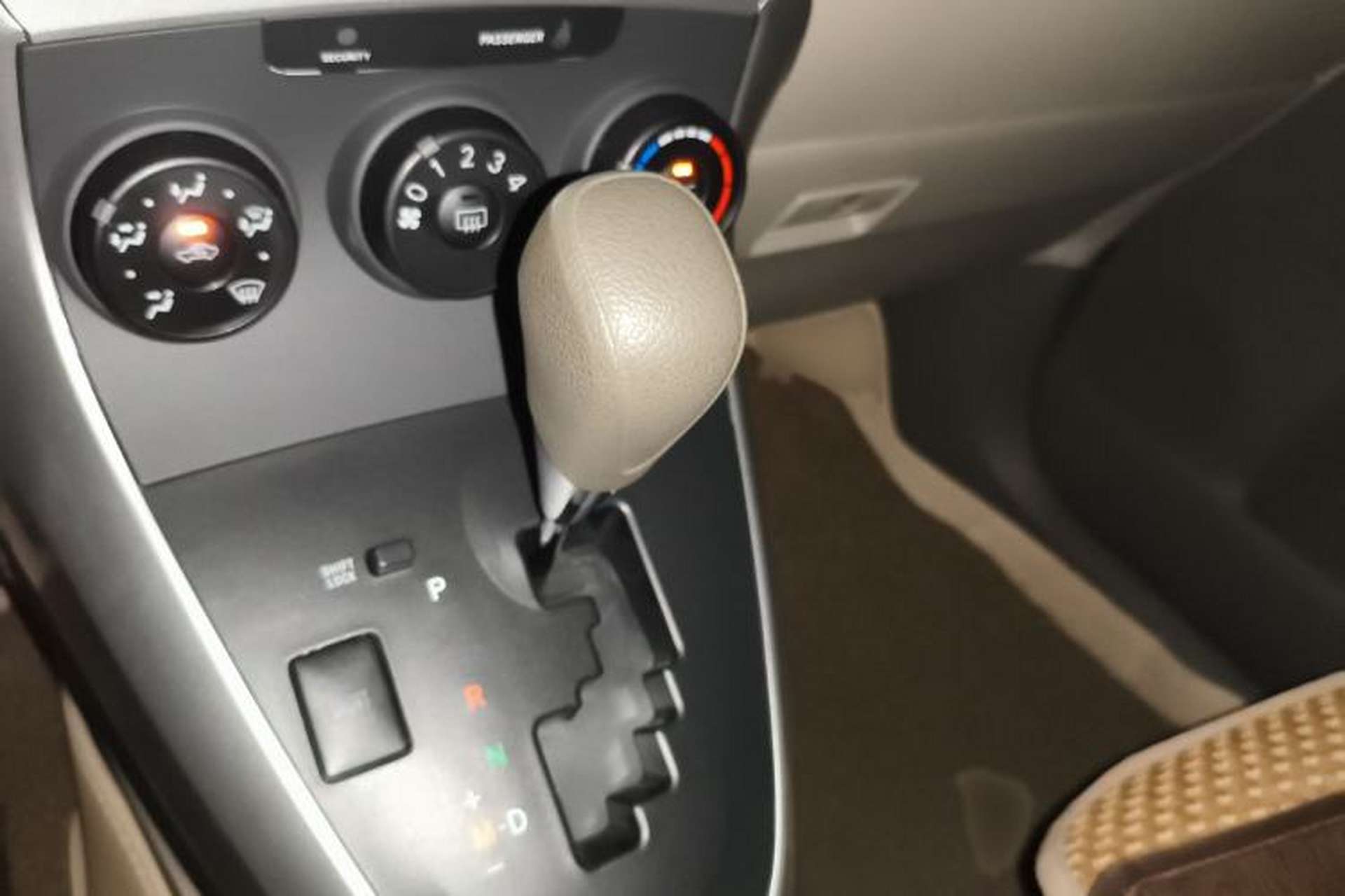 Used Toyota Verso 2014 Starlight 180E CVT Elite Multi-Function Edition Gear Lever