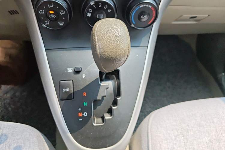 Used Toyota Verso 2014 Starlight 180E CVT Elite Multi-Function Edition Gear Lever