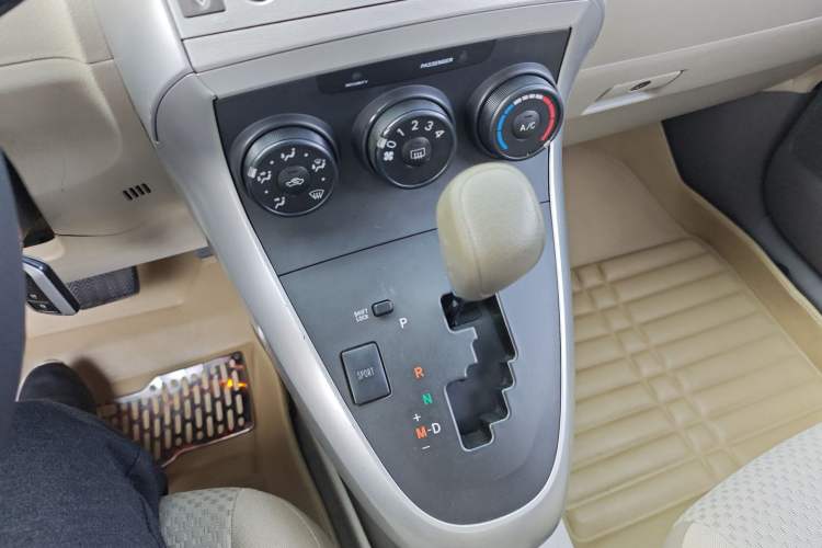 Used Toyota Verso 2014 Starlight 180E CVT Elite Edition Gear Lever