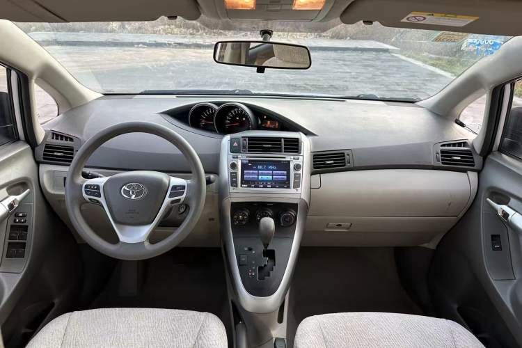 Used Toyota Verso 2014 Starlight 180E CVT Elite Edition Interior 1