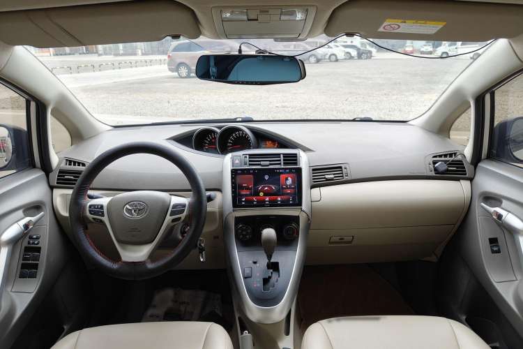 Used Toyota Verso 2014 Starlight 180E CVT Elite Edition Interior 1