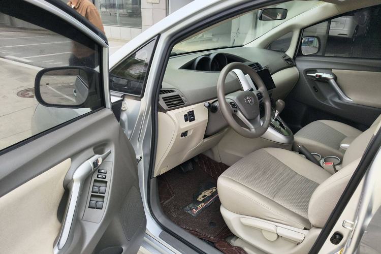 Used Toyota Verso 2014 Starlight 180E CVT Elite Edition Interior 2