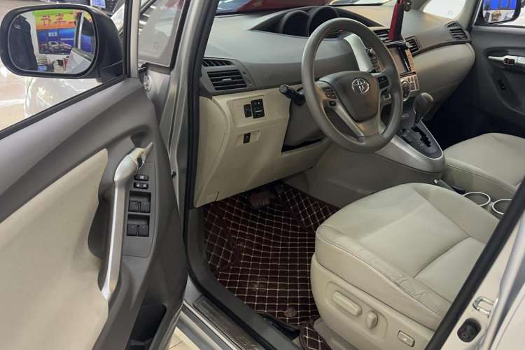 Used Toyota Verso 2014 Starlight 180G CVT Deluxe Multi-Function Edition Interior 2