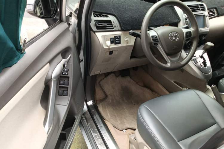 Used Toyota Verso 2014 Starlight 180E CVT Elite Edition Interior 3