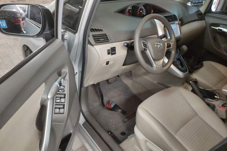 Used Toyota Verso 2014 Starlight 180E CVT Elite Edition Interior 3