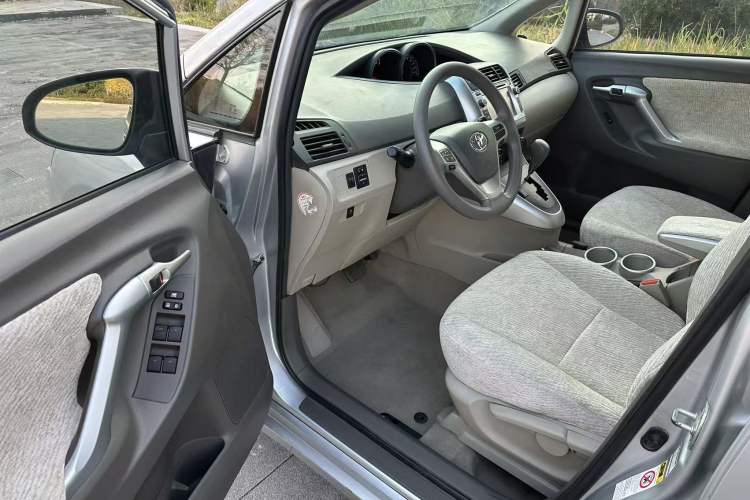 Used Toyota Verso 2014 Starlight 180E CVT Elite Edition Interior 4