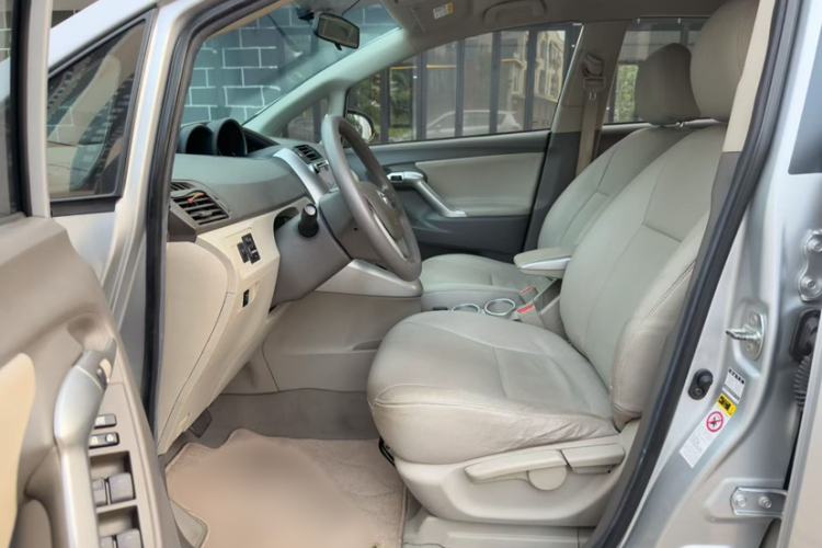 Used Toyota Verso 2014 Starlight 180E CVT Elite Edition Interior 4