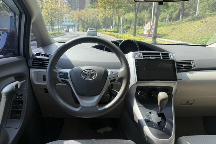 Used Toyota Verso 2014 Starlight 180E CVT Elite Edition Interior 4