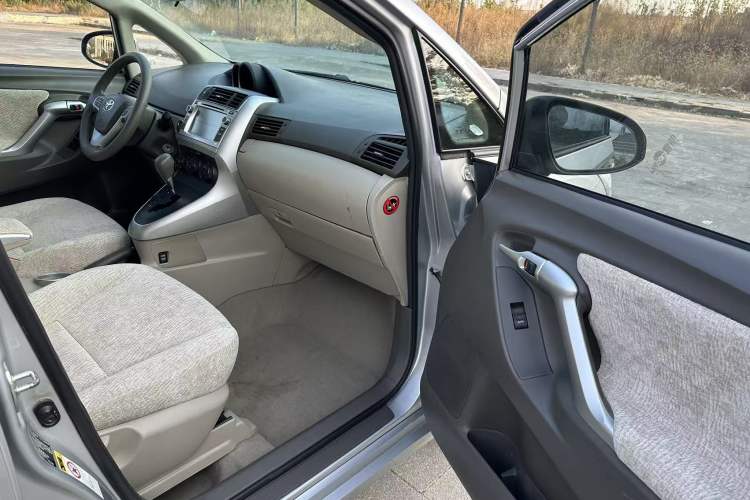 Used Toyota Verso 2014 Starlight 180E CVT Elite Edition Interior 6