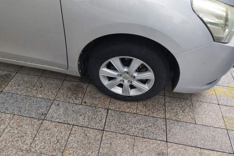 Used Toyota Verso 2014 Starlight 180E CVT Elite Edition Right Front Wheel Hub