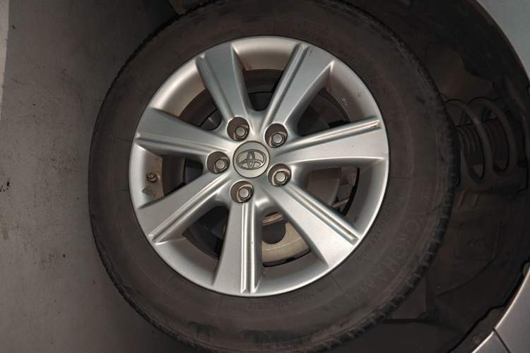 Used Toyota Verso 2014 Starlight 180E CVT Elite Edition Right Front Wheel Hub