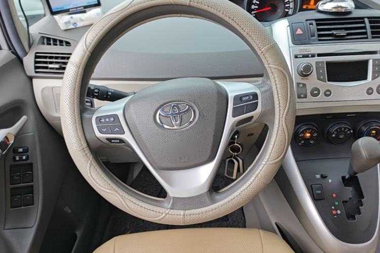 Used Toyota Verso 2014 Starlight 180E CVT Elite Edition Steering Wheel