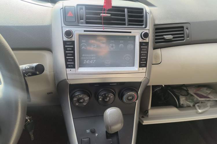 Used Toyota Verso 2014 Starlight 180E CVT Elite Edition Audio And AC Panel