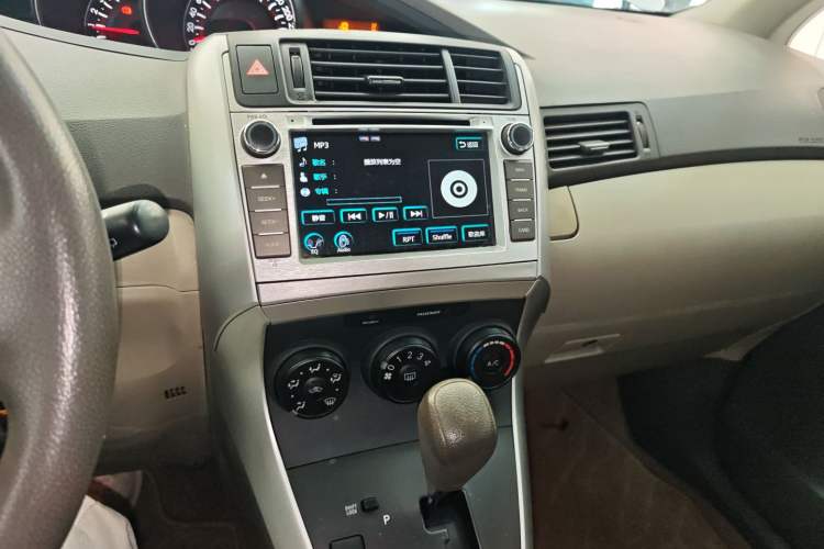Used Toyota Verso 2014 Starlight 180E CVT Elite Edition Audio And AC Panel