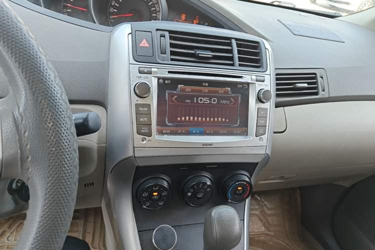 Used Toyota Verso 2014 Starlight 180E CVT Elite Edition Audio And AC Panel