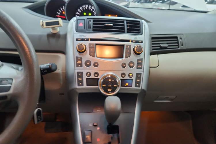 Used Toyota Verso 2014 Starlight 180G CVT Comfort Edition Audio And AC Panel