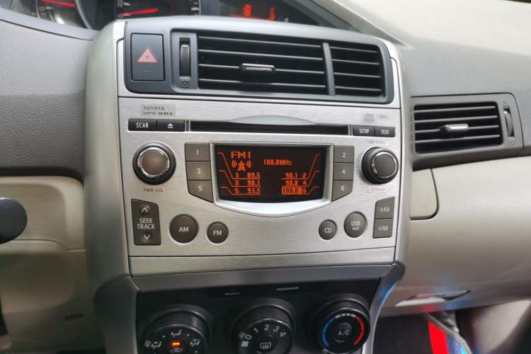 Used Toyota Verso 2014 Starlight 180E CVT Elite Edition Audio And AC Panel