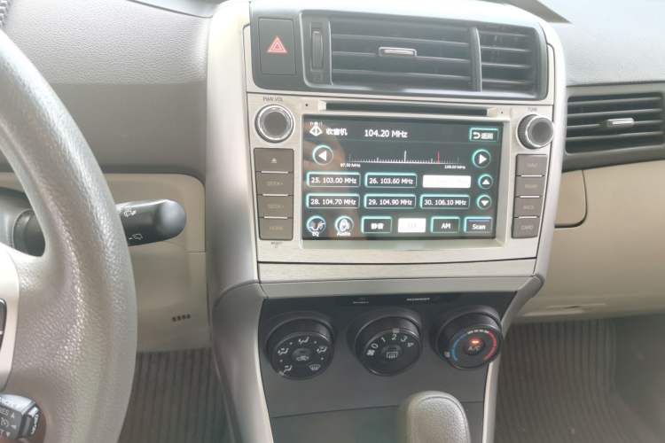Used Toyota Verso 2014 Starlight 180E CVT Elite Edition Audio And AC Panel