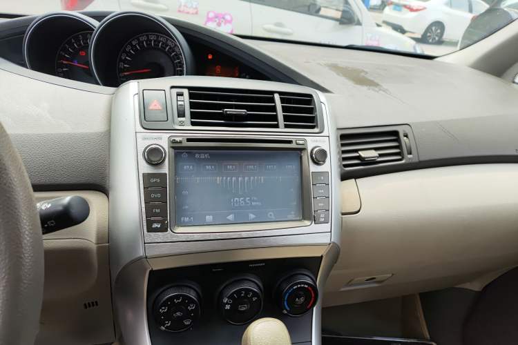 Used Toyota Verso 2014 Starlight 180E CVT Elite Edition Audio And AC Panel