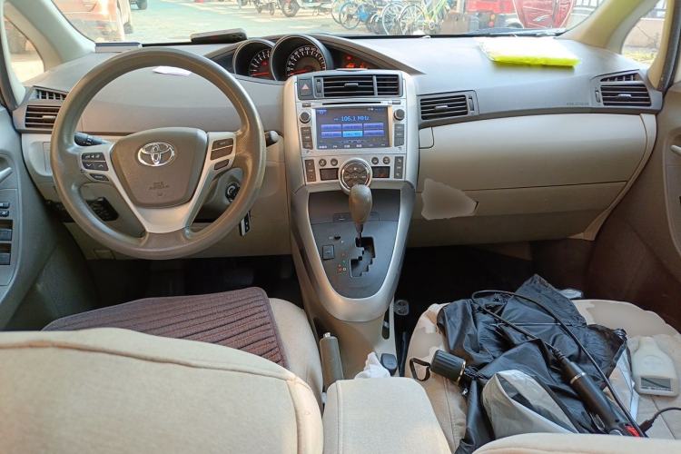 Used Toyota Verso 2014 Starlight 180G CVT Comfort Edition Center Console