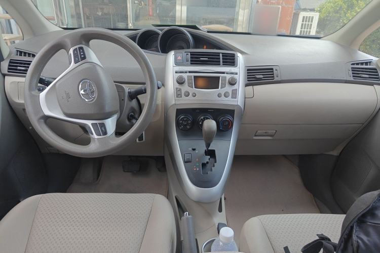 Used Toyota Verso 2014 Starlight 180E CVT Elite Edition Center Console