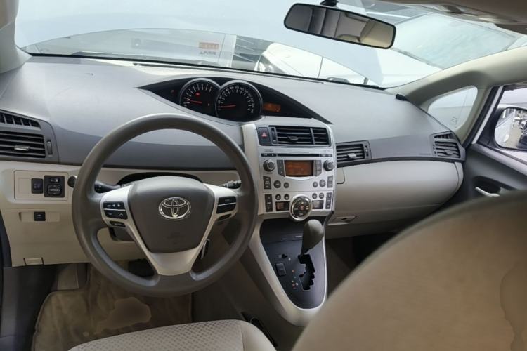 Used Toyota Verso 2014 Starlight 180G CVT Comfort Edition Center Console
