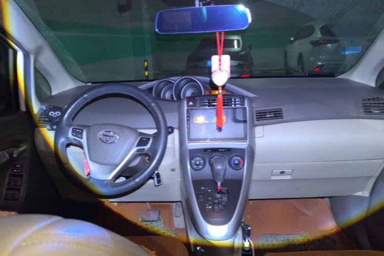 Used Toyota Verso 2014 Starlight 180E CVT Elite Edition Center Console