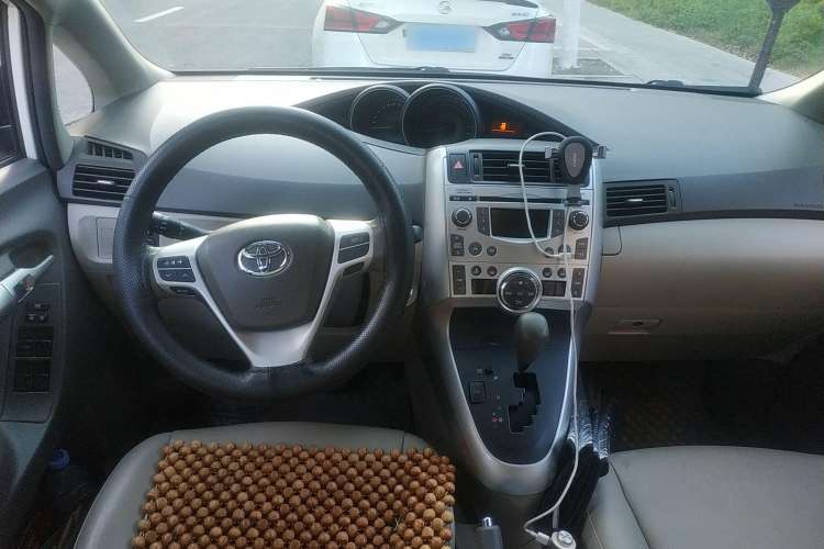 Used Toyota Verso 2014 Starlight 180G CVT Luxury Edition Center Console