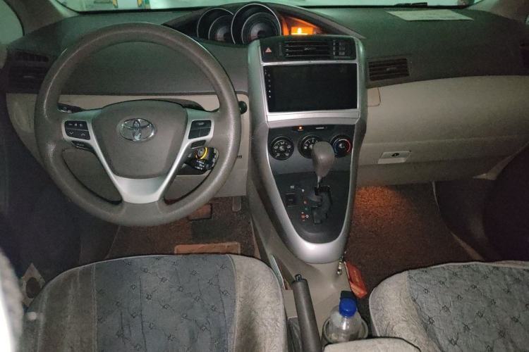 Used Toyota Verso 2014 Starlight 180E CVT Elite Edition Center Console