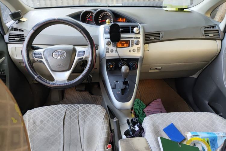 Used Toyota Verso 2014 Starlight 180E CVT Elite Edition Center Console