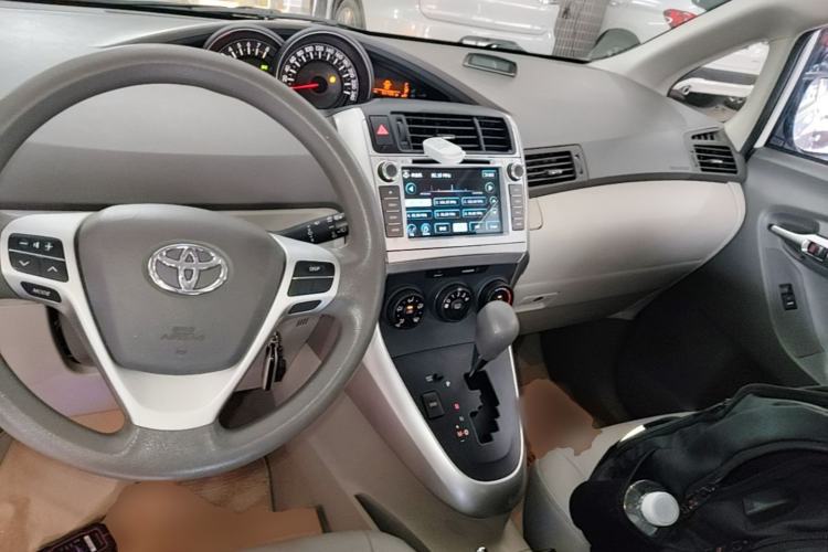 Used Toyota Verso 2014 Starlight 180E CVT Elite Edition Center Console