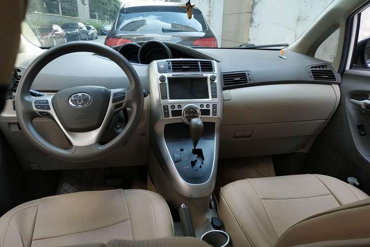 Used Toyota Verso 2014 Starlight 180G CVT Comfort Edition Center Console