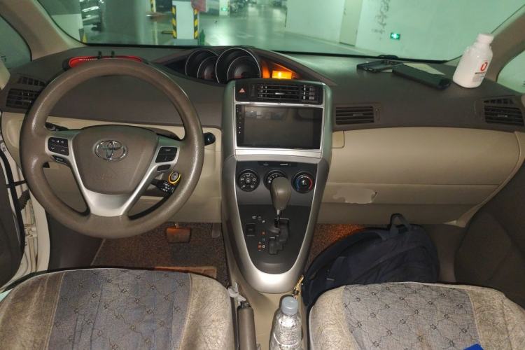 Used Toyota Verso 2014 Starlight 180E CVT Elite Edition Center Console