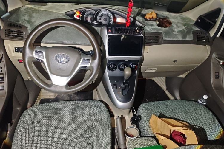 Used Toyota Verso 2014 Starlight 180E CVT Elite Edition Center Console
