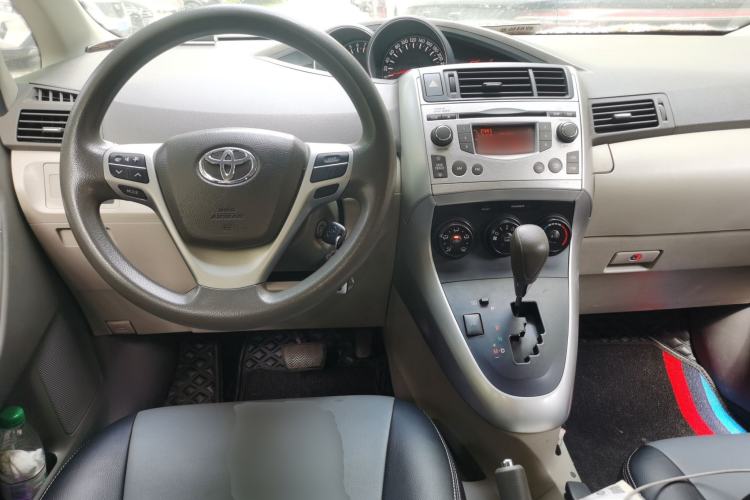 Used Toyota Verso 2014 Starlight 180E CVT Elite Edition Center Console