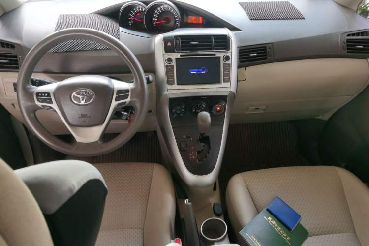 Used Toyota Verso 2014 Starlight 180E CVT Elite Edition Center Console